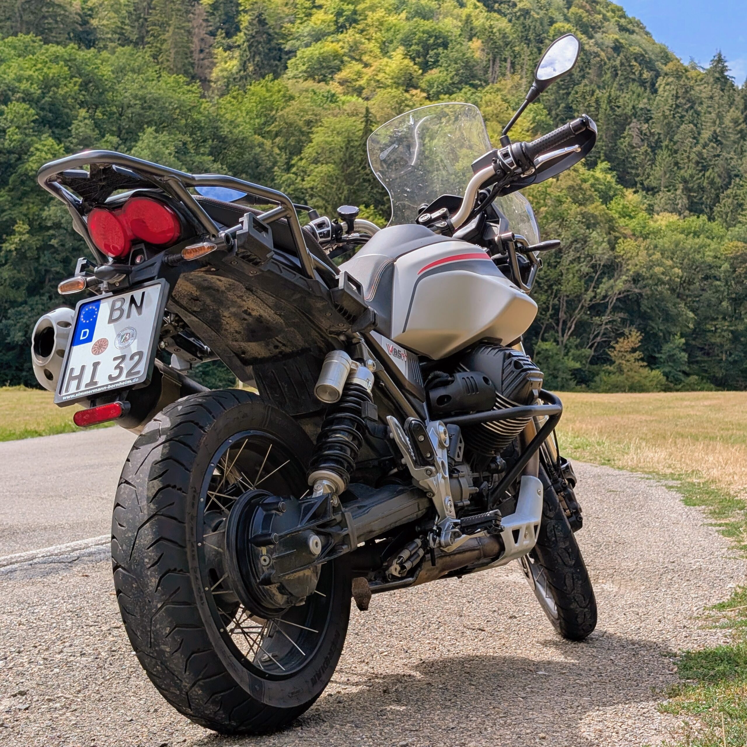 A list of tyres for the Moto Guzzi V85TT, and my choices for the 10000 km tour.