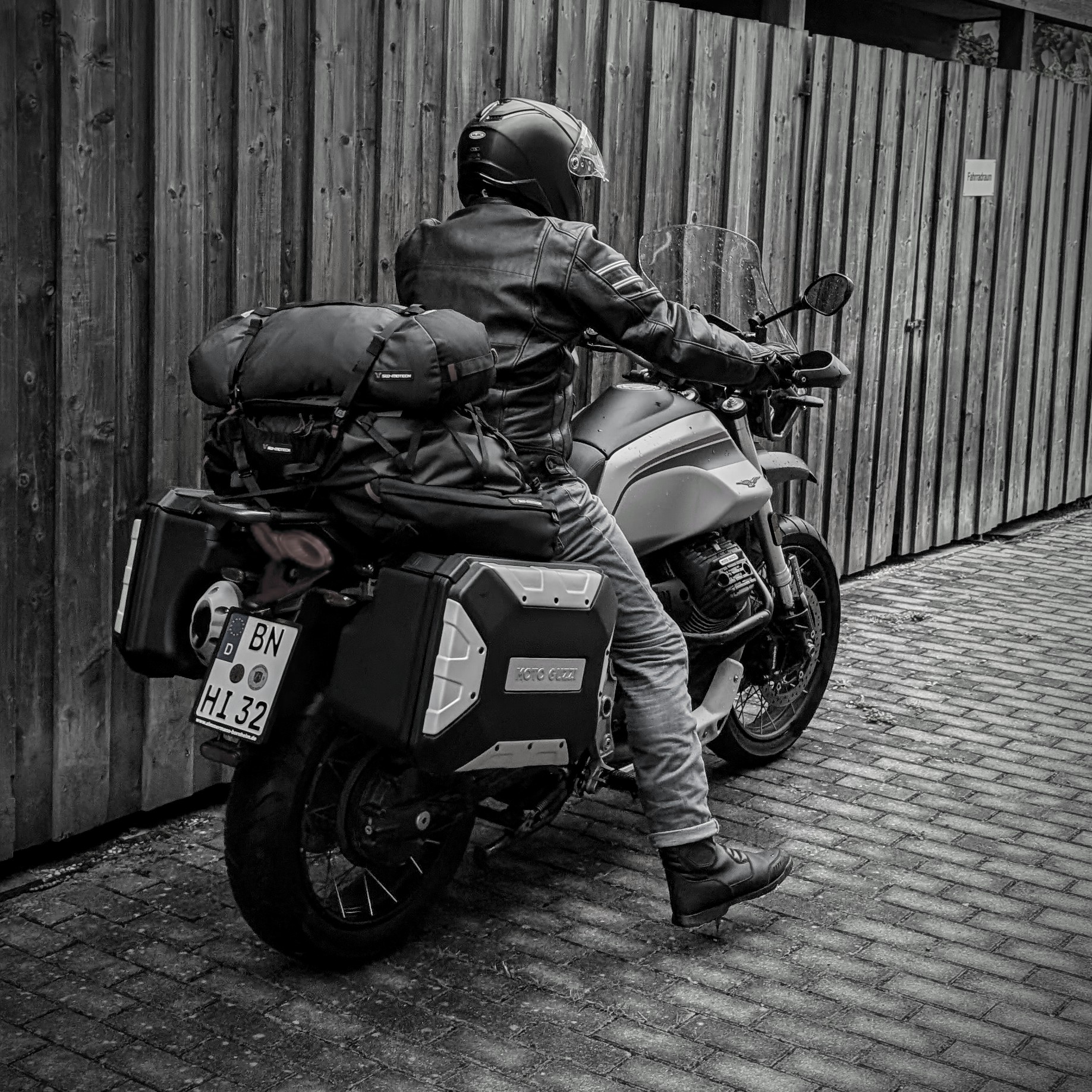 A 120 Liter Hard / Soft Luggage Solution Test – Moto Guzzi V85 TT